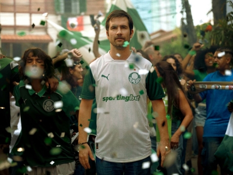 Torcedores comemorando com a camisa Palmeiras II 2025/26 branca e verde – modelo torcedor Puma com escudo bordado em clima de festa alviverde